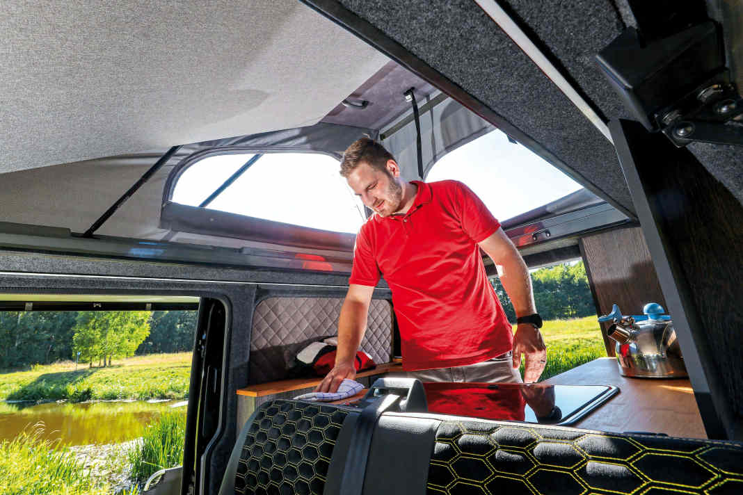 Schicke Möbel, eine feine Küche und ein ebenso stimmig wie wohnlich gestalteter Innenraum machen die Nordvan-Kreation zum Wohlfühl-Camper
