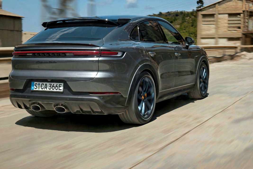Das Turbo E-Hybrid Coupé mit GT-Paket gibt sich an den speziellen Endrohren zu erkennen