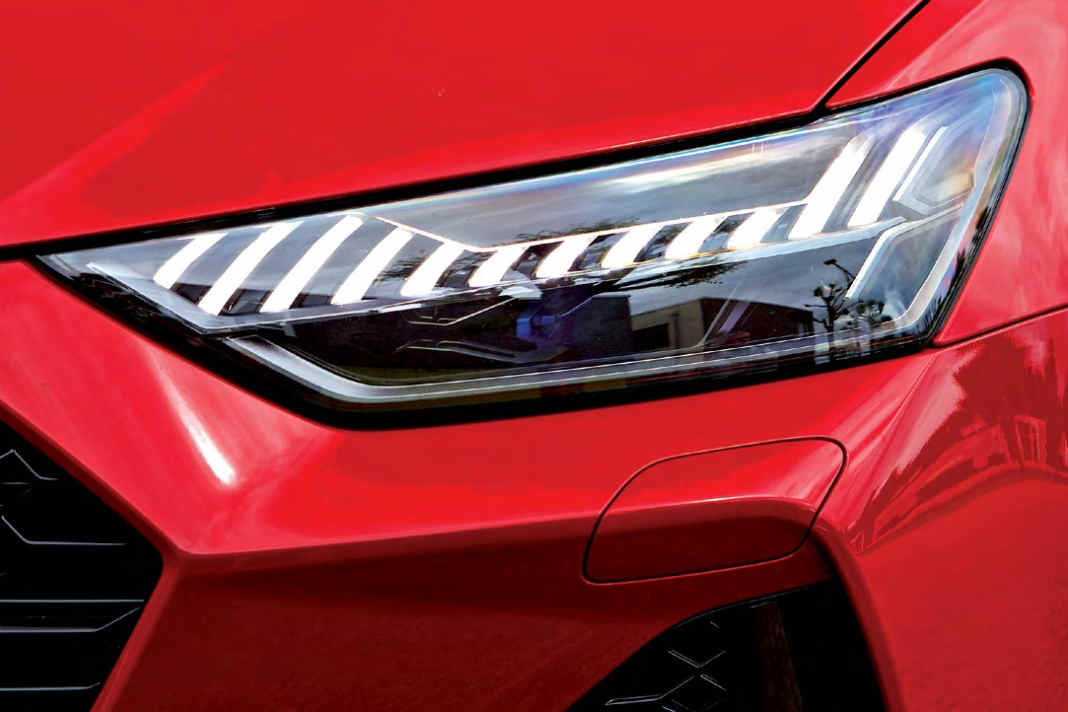 Die optionalen Matrix-LED-Scheinwerfer mit Laserlicht leuchten laut Audi doppelt so weit wie das serienmäßige LED-Fernlicht