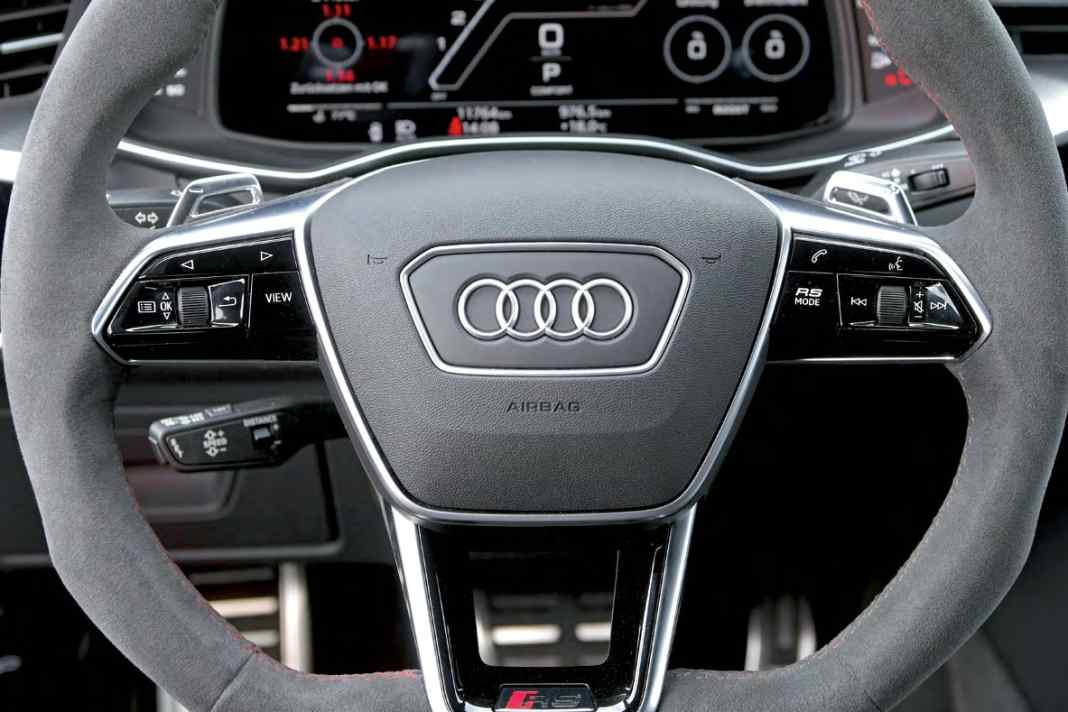 Handschmeichelndes Alcantara auf Lenkradkranz und Wählhebel kostet 950 Euro extra