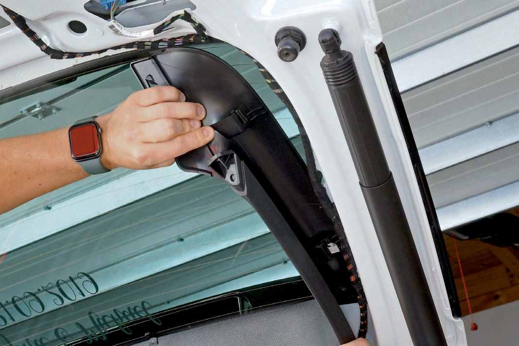 5 Seitliche und obere innere Verkleidung der Heckklappe ausrasten
