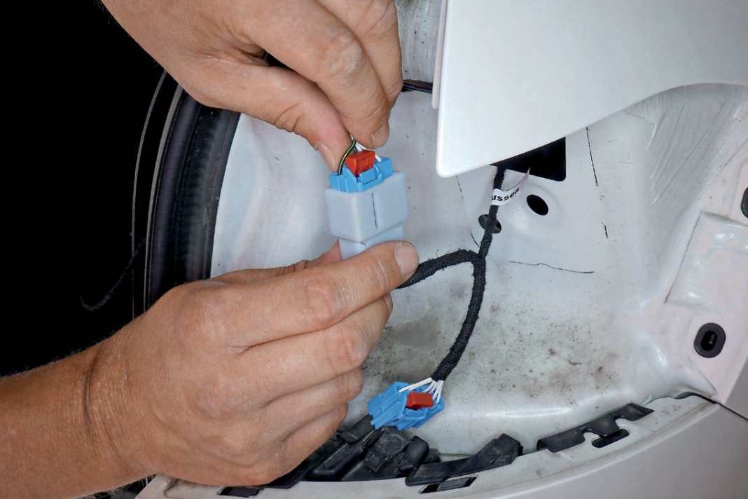 15 Rote Sicherungsriegel ziehen, dann Stecker an den Leuchten abziehen