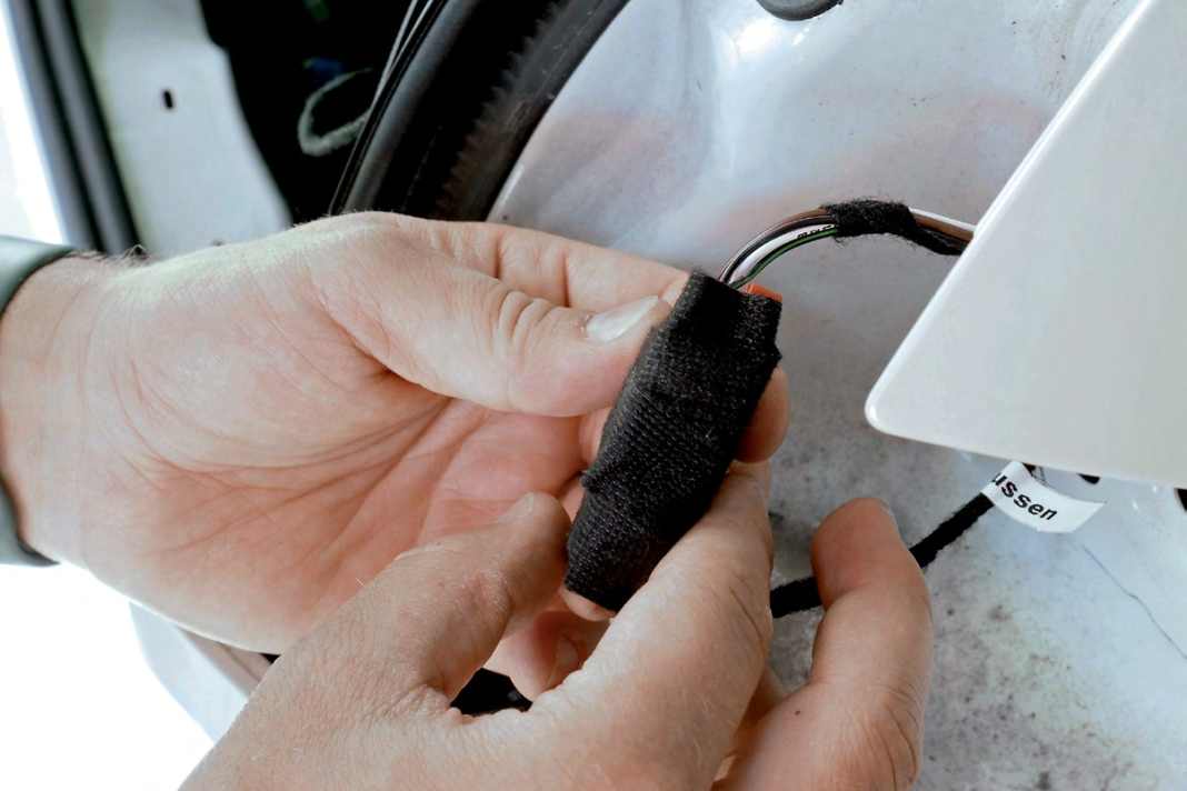 18 Steckverbindung mit Flauschband oder selbstklebendem Schaumstoff gegen Klappern sichern