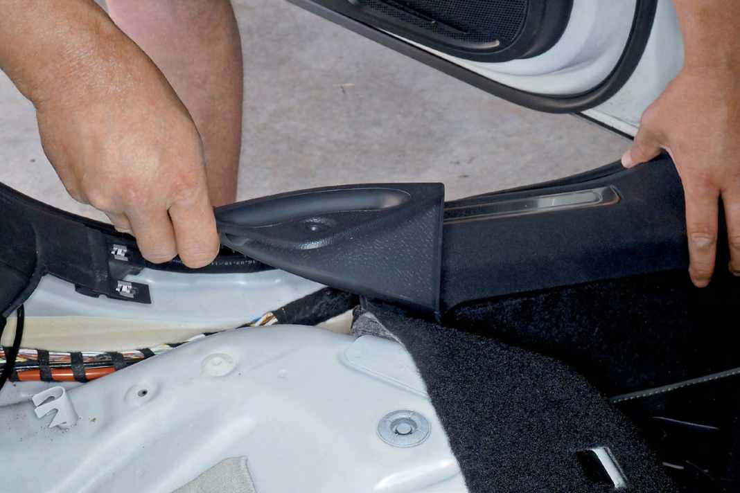 30 Kufatec-Leitungsstrang unter den linken Kofferraum- und Schweller-Verkleidungen nach vorn Richtung Armaturenbrett führen