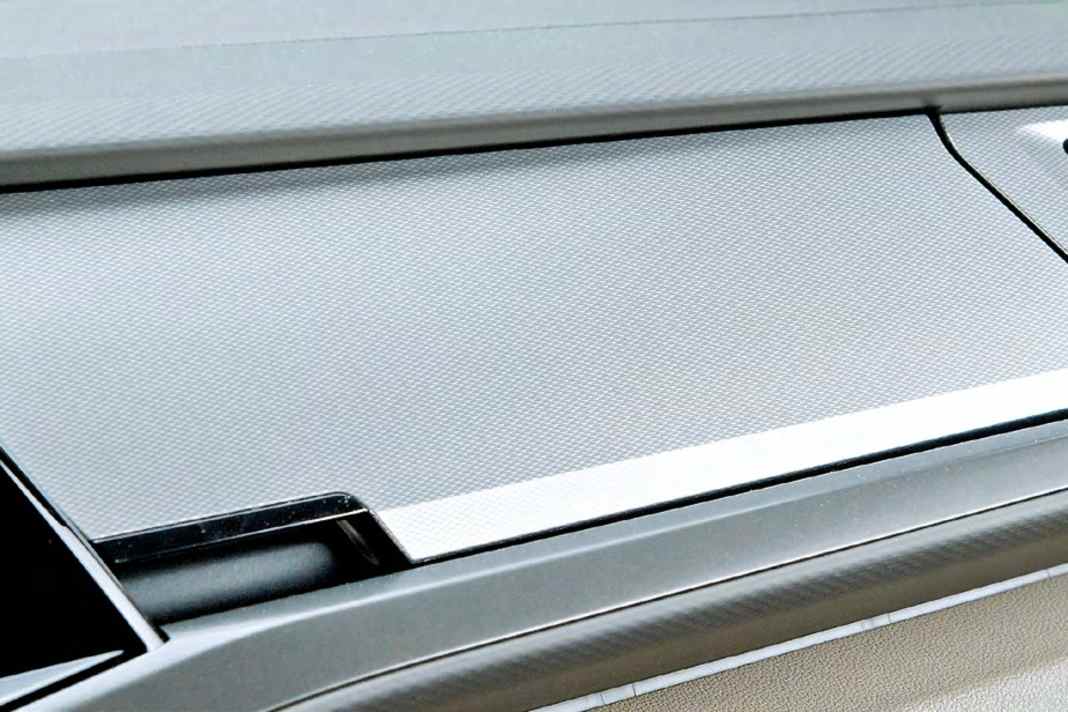 Ein Hauch von Oberklasse: das zweifarbige, piekfein verarbeitete Armaturenbrett. Das obere Handschuhfach ist eine Reminiszenz an den T2-Bulli der Siebzigerjahre