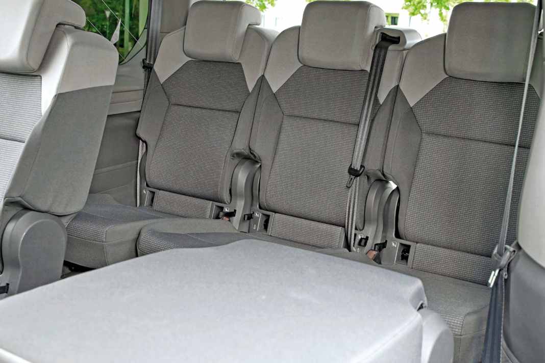 Fünf Sitze sind Serie, sechs oder sieben möglich – stets in freundlichen, bicoloren Bezügen