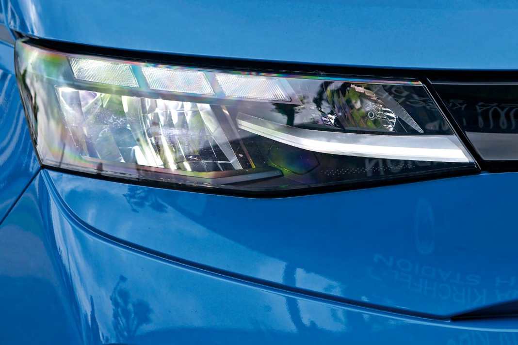 LED-Scheinwerfer sind Serienstandard. Optional gibt es Matrix-LED-Scheinwerfer (IQ.Light) mit maskiertem Dauerfernlicht