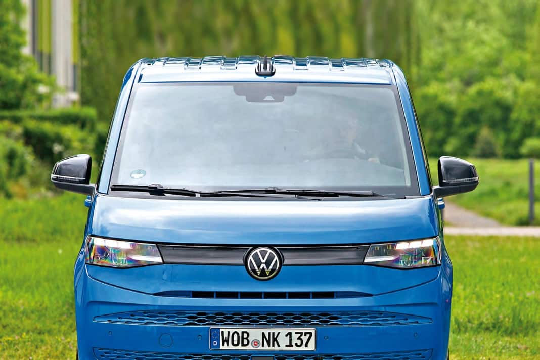 Mit seinen schwarzglänzend lackiertenAußenspiegeln, denLED-Scheinwerfernund der schwarzenDekorblende dazwischen macht auchder Basis-Multivaneine gute Figur