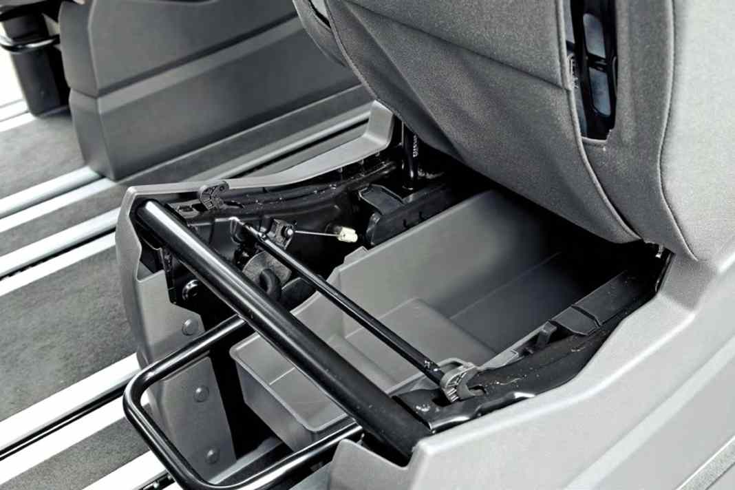 Optional kommen die äußeren Sitze mit Schubladen (132 Euro inklusive zwei Abfallbehälter)