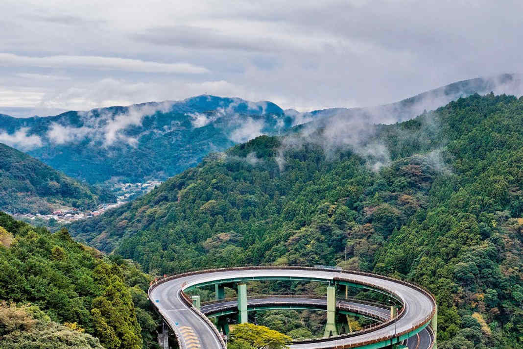 Das Nanataki-Viadukt – auch bekannt als Kawazu Nanataki Loop Bridge – fasziniert mit einer einzigartigen Geometrie. Die Spiralbrücke liegt auf der Route 414 in Nashimoto