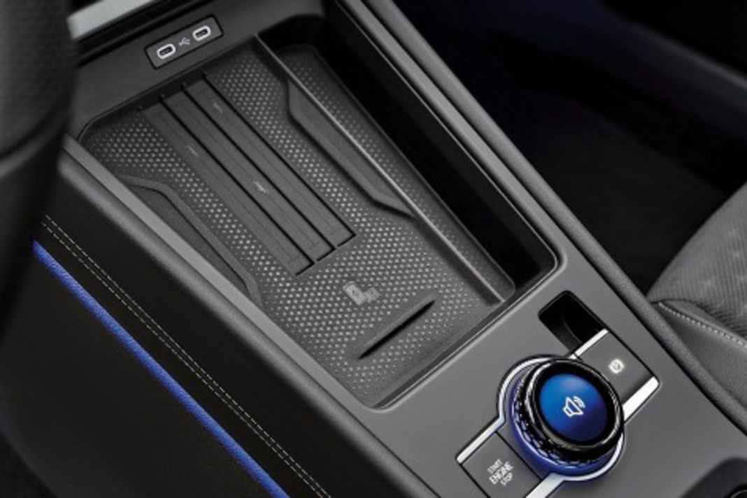 Ladebecken: Die Kühlkanäle der Smart-phone-Ladeschale sind mit kleinen Schwimmern verziert