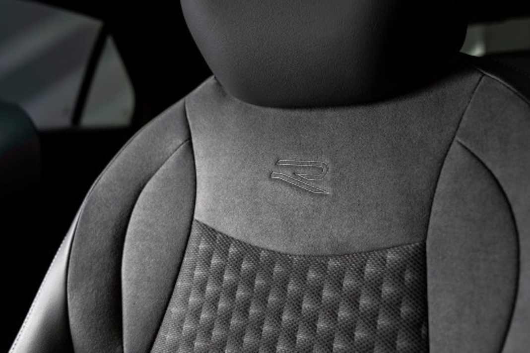 Bei der auf Sportlichkeit ausgerichteten Ausstattungsvariante R-Line gibt es besonders stylishe Sitze – gekennzeichnet mit einem stilisierten „R“