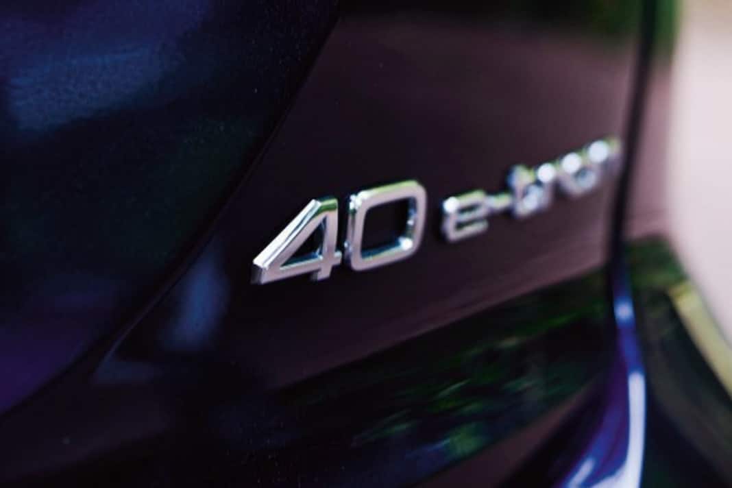 Die Einstiegsvariante von Audis Elektro-SUV ist erkennbar an der „40“ am Heck des Fahrzeugs