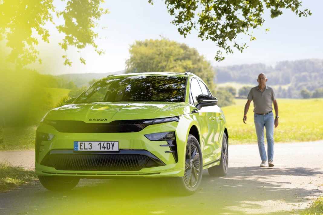 Auf geht’s zur Testfahrt mit dem Škoda Enyaq RS. Die Lackierung in Mamba-Grün passt gut zum Charakter des sportlichen Stromers