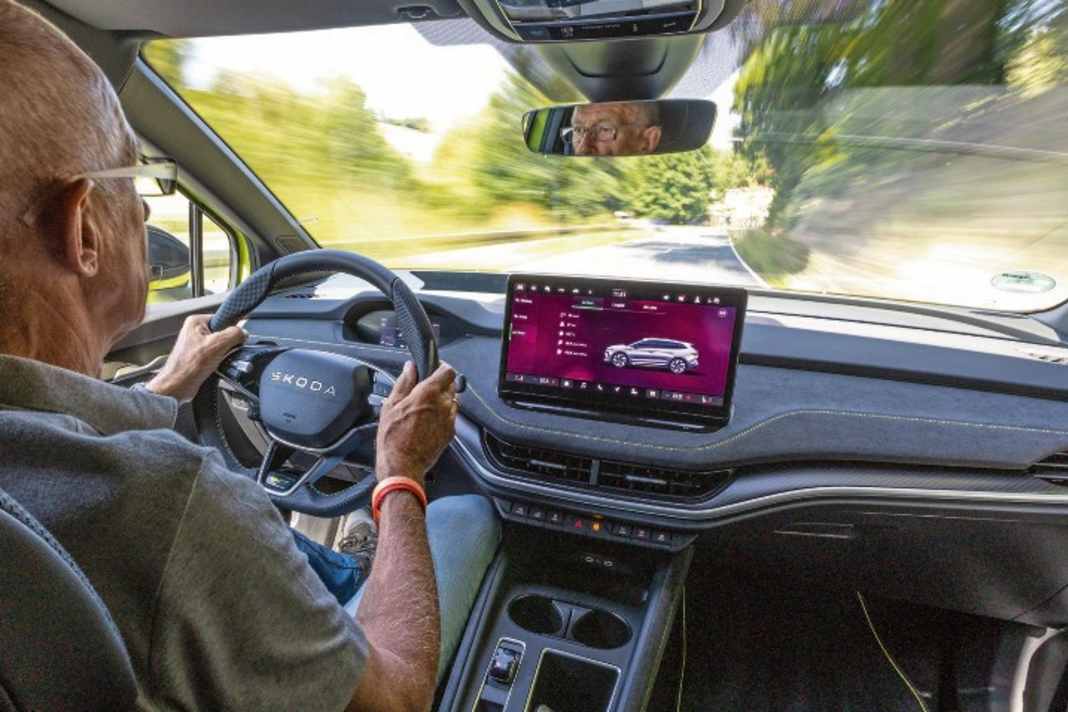 Lenkung, Fahrwerk und Performance lassen während der Fahrt viel Freude aufkommen. Das 13 Zoll große Infotainmentdisplay ist gut ablesbar