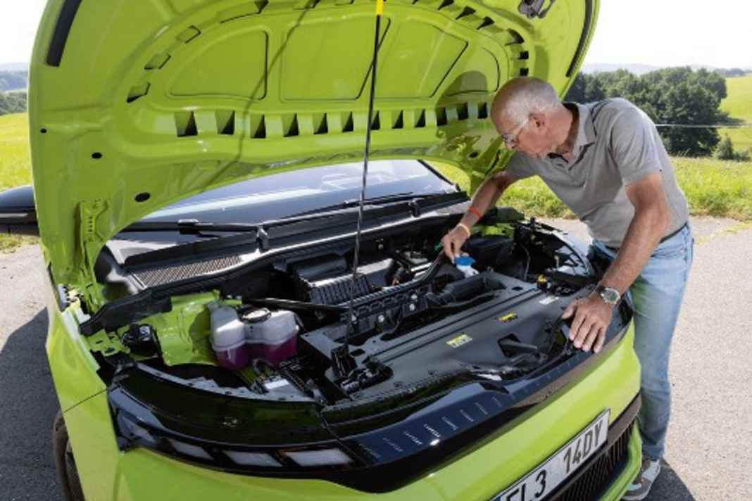 Der Blick unter die Vorderhaube bestätigt: Einen Frunk gibt es nach wie vor nicht