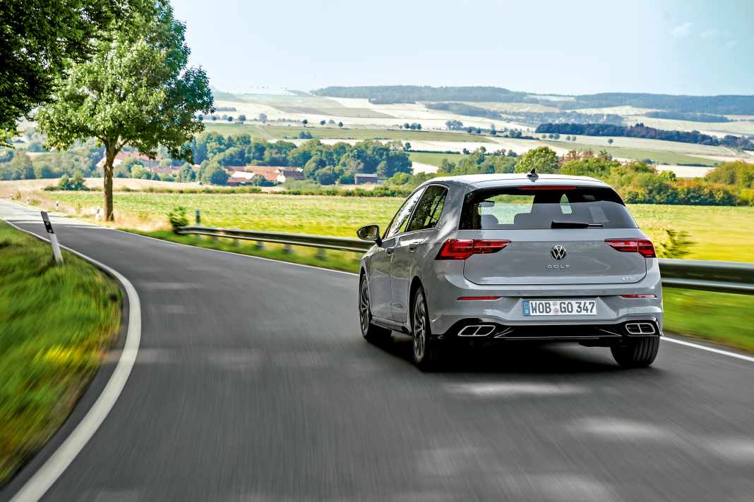 Nein, kein Golf 8 R – der hätte unter den Hybriden nämlich nix verloren. Hier fährt der neue eTSI mit 1,0-Liter-Dreizylinder, 110 PS und sportivem R-Line-Paket