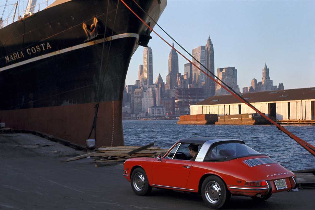 Im New Yorker Hafen: Ein früher Porsche 912 Targa vor der Maria Costa, einem italienischen Frachter, der von 1958 bis 1980 die Weltmeere bereiste.
