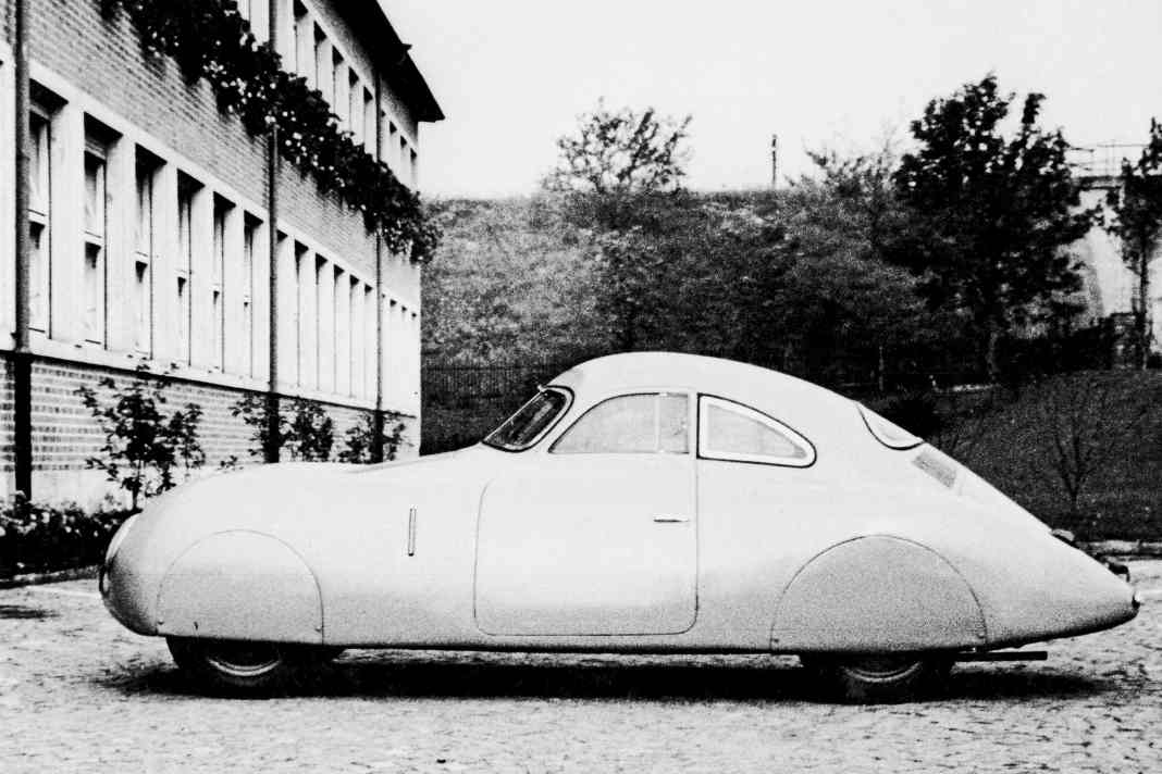 Wagen 38/41 Baudatum: 19.8.1939, ursprünglicher Motor: 38/41 (Baudatum: 13.4.1939), vor dem 31.12.1940 Motor 38/43 eingebaut (Baudatum: 22.10.1939), meist mit Kennzeichen IIIA – 0703 versehen, leichter Versatz zwischen Tür und hinterem Seitenfenster, am 6.9.1939 im Werkshof von Porsche fotografiert, in der Porsche-Inventarliste vom 31.12.1940 als »Sportwagen 2, abgestellt« vermerkt, von Ende 1940 bis Kriegsende wohl in Berlin als Vorführwagen im Volkswagen-Hauptquartier genutzt, gegen Ende des Krieges Dach von Bombe durchschlagen, Reste danach nach Gmünd transportiert. Fahrgestell weitergenutzt mit Karosserie von 38/43, mit Nummer K45.240 auf Porsche zugelassen, vor dem 9.4.1948 von Farina in Italien überholt, Umbau auf Schiebefenster, größeren Grill vorn und unten angeschlagene Scheibenwischer. An Otto Mathé verkauft am 14.6.1949, Kennzeichen T2.222, 1951 auf Käfer-Boden umgesetzt. Verbleib Fahrgestell danach unbekannt, Versteigerungsversuch von RM Sotheby’s Mitte August 2019 für 17 Mio. US-Dollar.