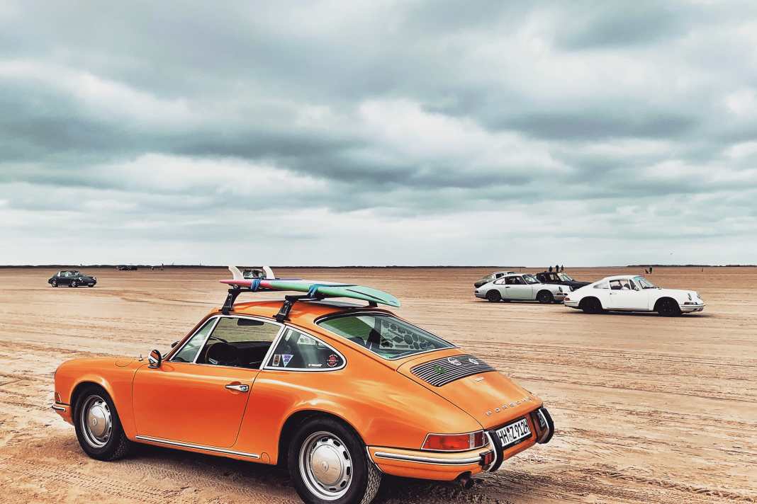 Am Strand von Rømø. Leas 912 und ein paar Artgenossen sind bereit für neue Abenteuer. Hier  werden weder Sand noch Salzwasser gescheut. Fahren in seiner schönsten Form eben.