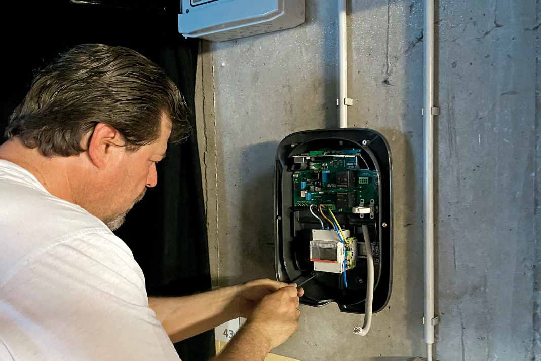 Die Installation der Wallbox ist nur wenig aufwendig, muss aber von einem Fachbetrieb durchgeführt werden