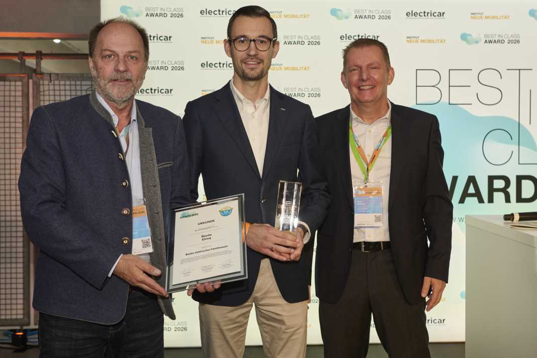 Thomas Kretschmer, Leiter Produktmanagement Fahrzeuge Škoda Auto Deutschland (Mitte) mit der Auszeichnung für den Škoda Elroq als 'Bestes elektrisches Familienauto'. Den Preis übergaben Matthias Groher, Geschäftsführer des Instituts Neue Mobilität (li) und Armin Grasmuck, Chefredakteur von electricar.