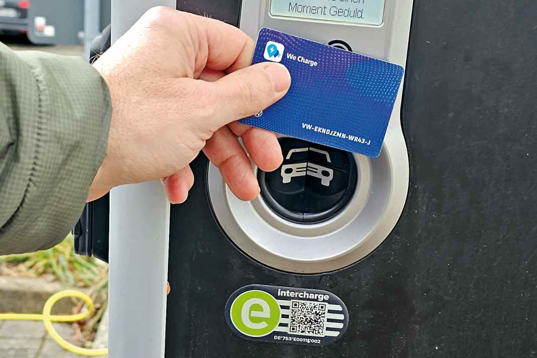 Vor dem Laden müssen Sie sich und Ihren Stromlieferanten identifizieren – via RFID-Karte oder Handy.