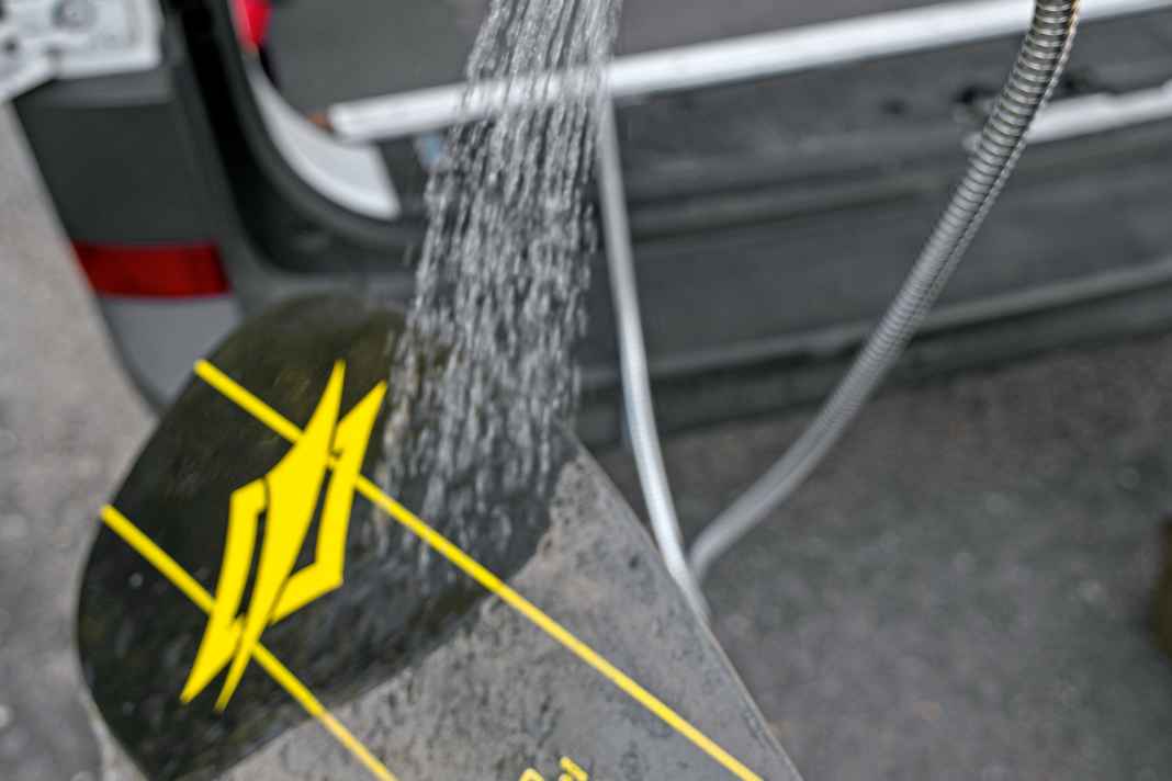 Wer die Kabine als Vollausstatter wählt, der hat die Wassersteckdose samt Schlauch und Duschkopf serienmäßig an Bord