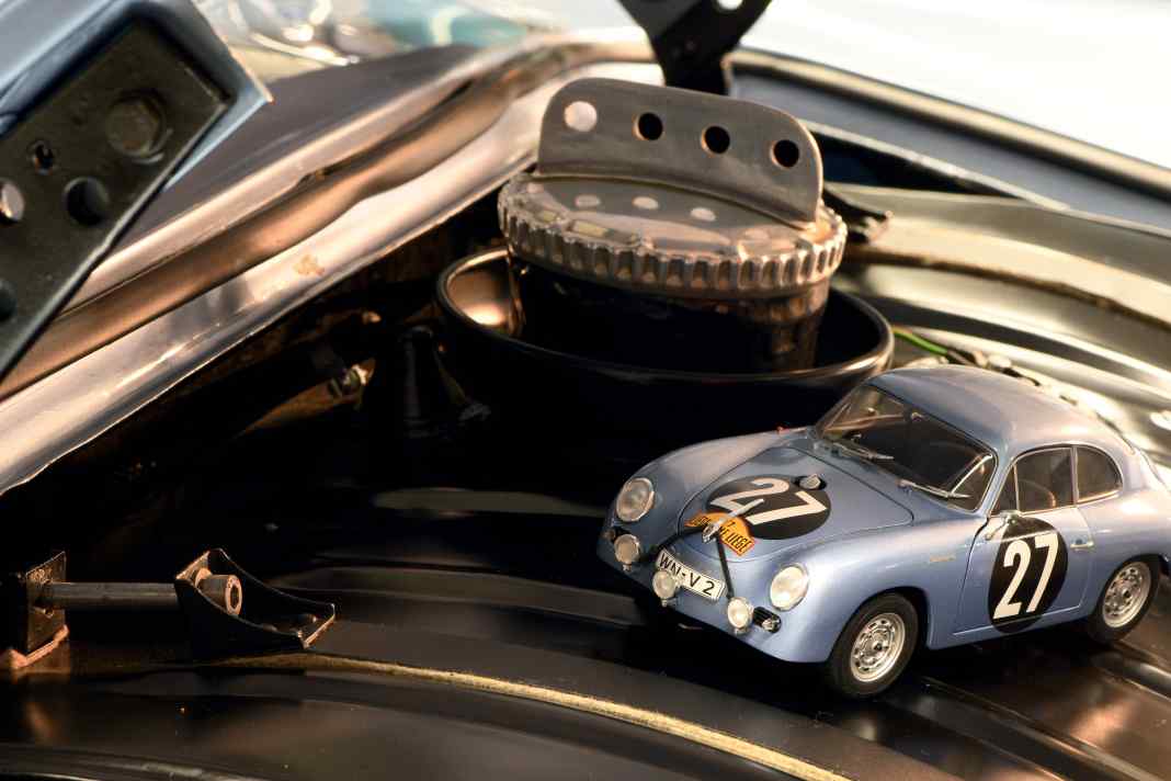 Der Porsche 356 »V2« von Schuco in 1:18 parkt auf dem Renntank des millionenschweren Originals, das im Top-Zustand eine Garage in Bayern als Box benutzt. | FOTOGRAFIE: MARKUS BOLSINGER
