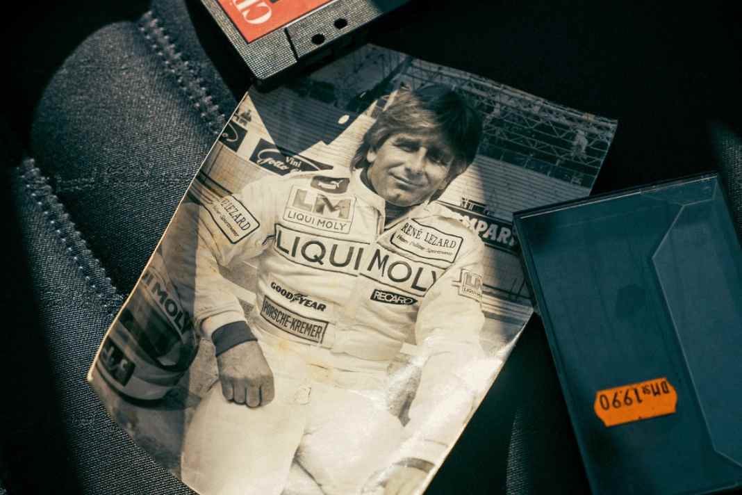 Bis heute im Handschuhfach: eine Kuschelrock-Kassette und ein Pressefoto. Manfred Winkelhock auf der Boxenmauer von Monza