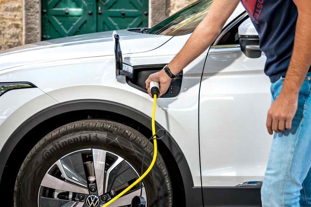 Geladen werden kann der eHybrid über die Klappe auf der Fahrerseite – maximal mit 3,6 kW Wechselstrom. Vollladen dauert so über 4 Stunden