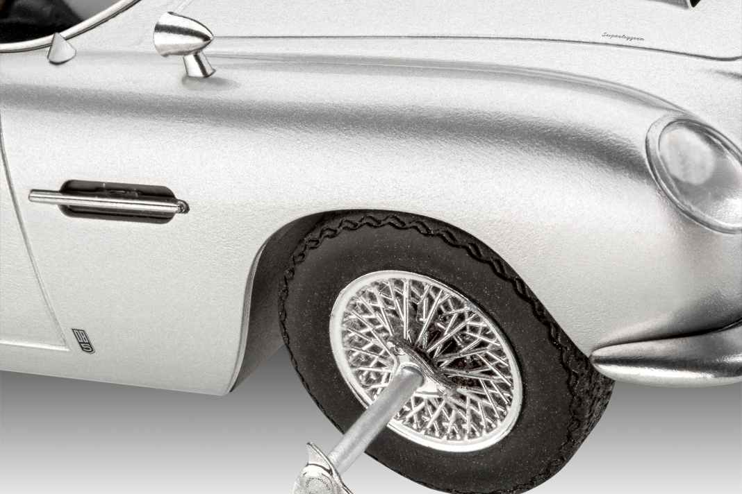 Bei dem Agentenauto in der Baugröße 1:24 hat Revell jede Menge Gimmicks eingebaut. So zum Beispiel die Reifenschlitzer aus "Goldfinger". ] Foto: Werk