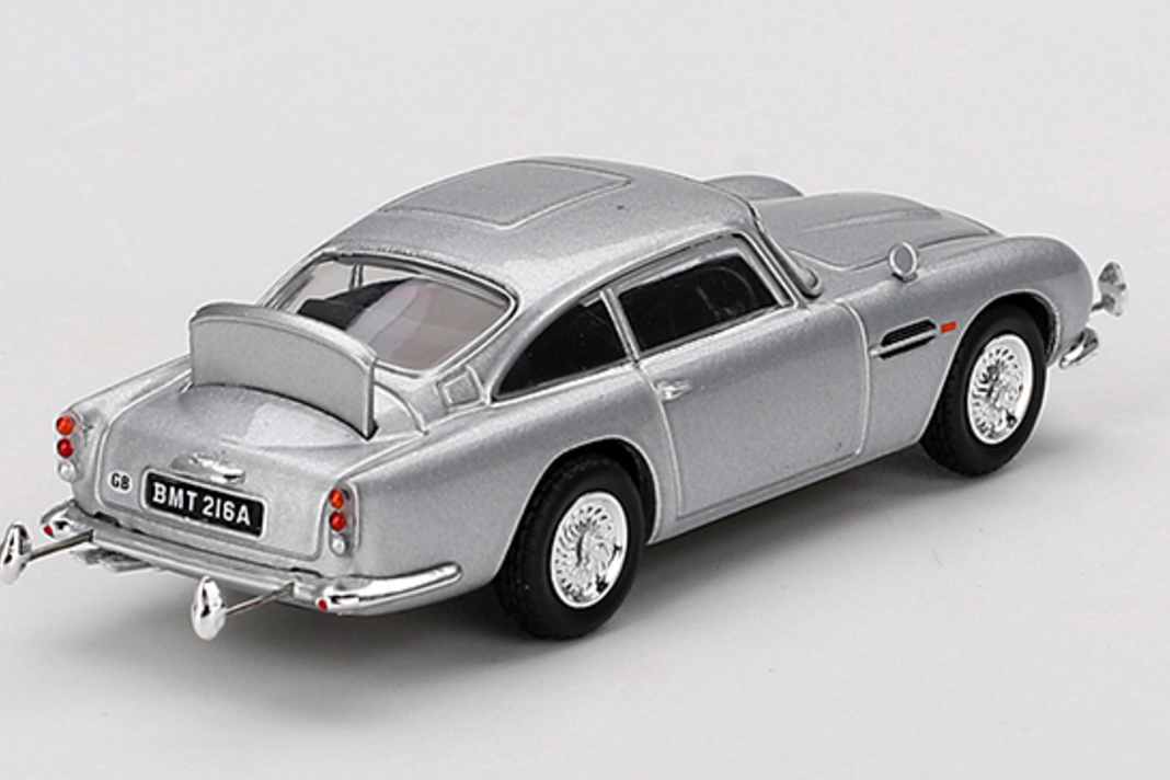 Der silberne Aston Martin aus "Goldfinger," der später auch in "Thunderball" wieder auftauchte, ist zum Start der 007-Serie von Mini GT in 1:64 natürlich gesetzt ] Foto: Werk