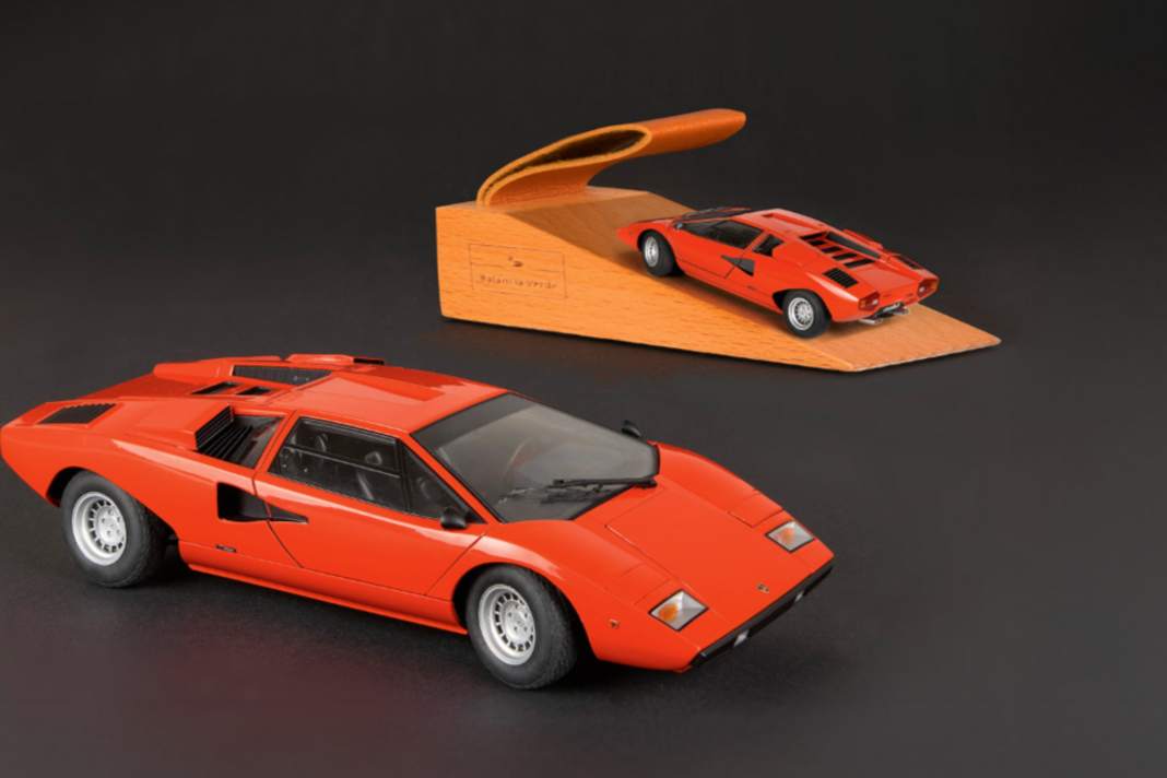 In Rosso Dino zeichnet das Handmuster von Autoart in 1:18 einen ganz frühen Lamborghini Countach LP 400 nach