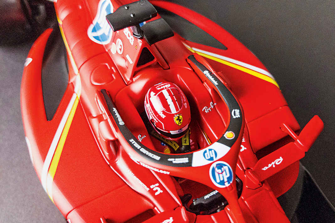 Die matte Ober!äche des 1:18-Monoposto ist originalgetreu dekoriert, die Karbonteile habe eine vorbildähnliche Struktur