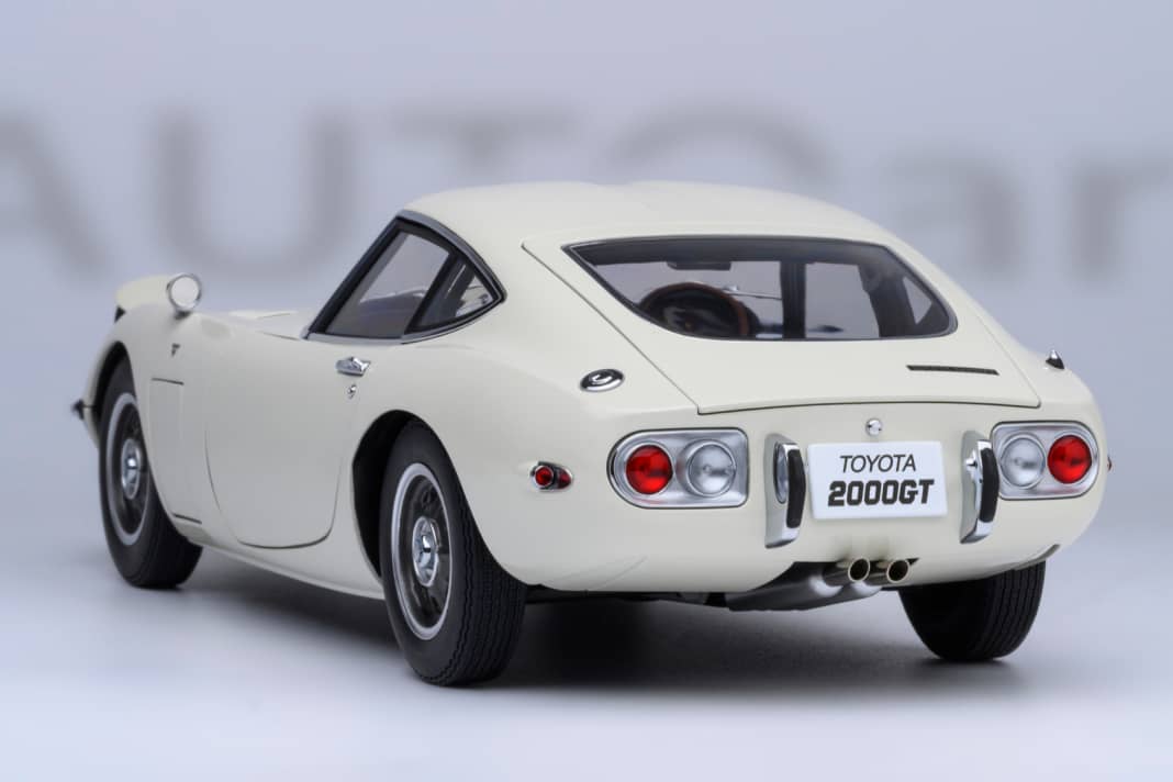 Der Toyota 2000 GT flirtet eindeutig mit dem Proportionen des legendären Jaguar E-Type. Auch in 1:18! ] Foto: Werk
