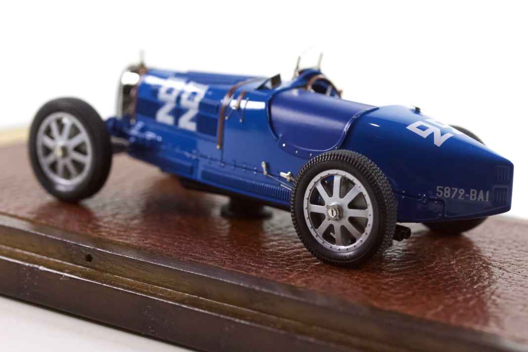 Die Seitenansicht schräg von hinten unterstreicht die unfassbare Filigranität der Resine-Miniatur von EMC ] Foto: Autopioneer