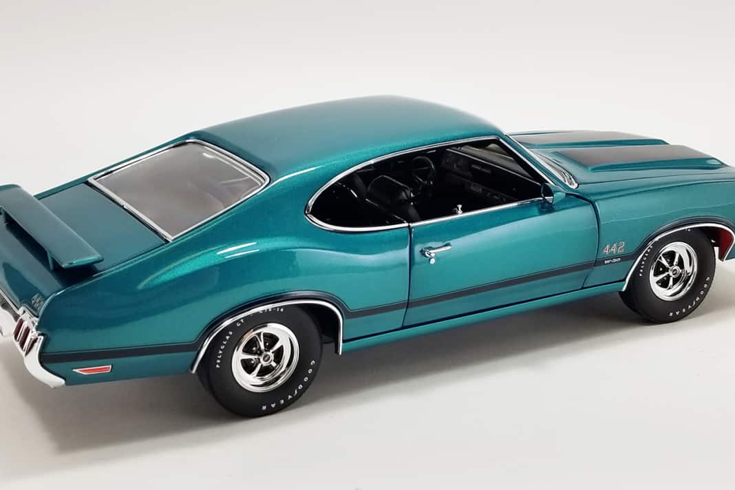 Das Oldsmobile-Modell in 1:18 ist ein Fastback-Coupé reinsten Wassers