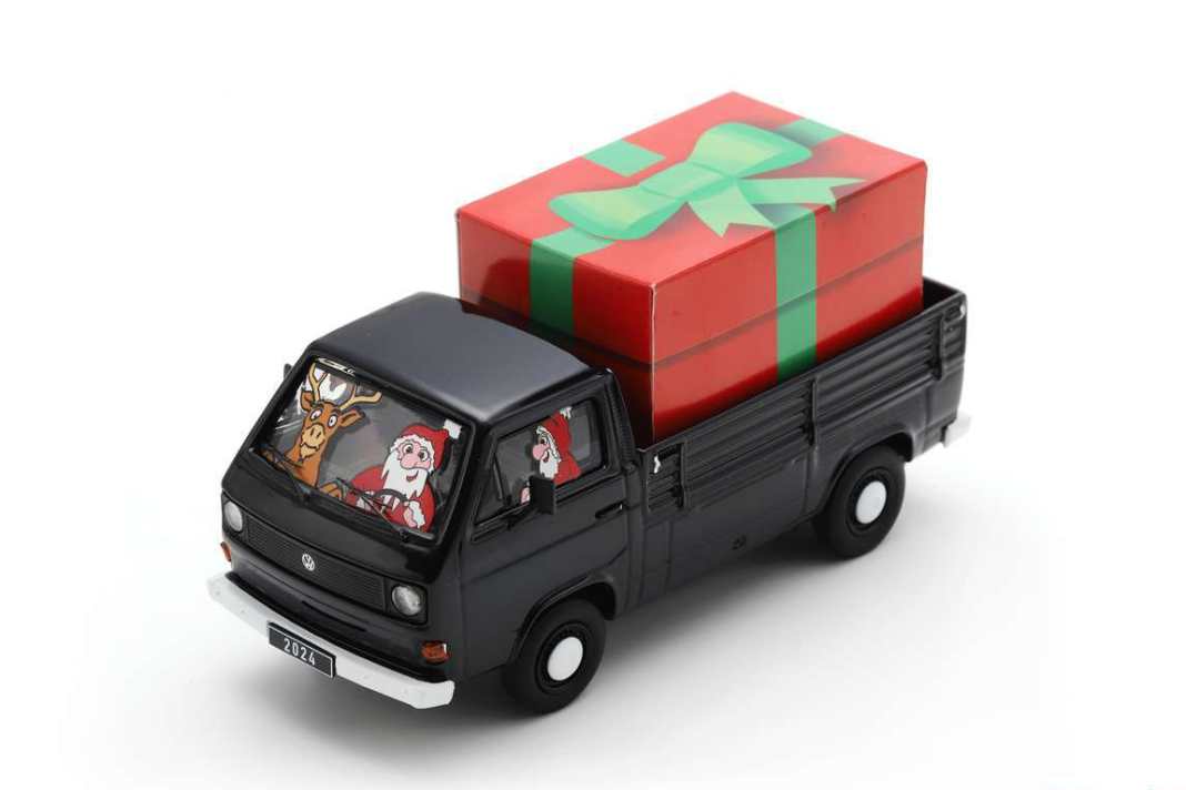 Mit dem Weihnachts-Bulli als Pritsche in 1:43 schnürt Schuco ein echtes Überraschungspaket. Denn der Lanz Bulldog versteckt sich im roten Paket. ] Foto: Werk