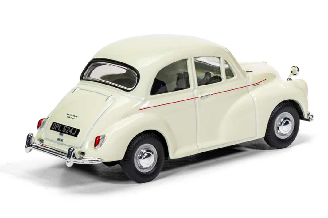 Die Jubiläumsausgabe des Morris Minor zeigt auch in 1:43 einen schönen Rücken