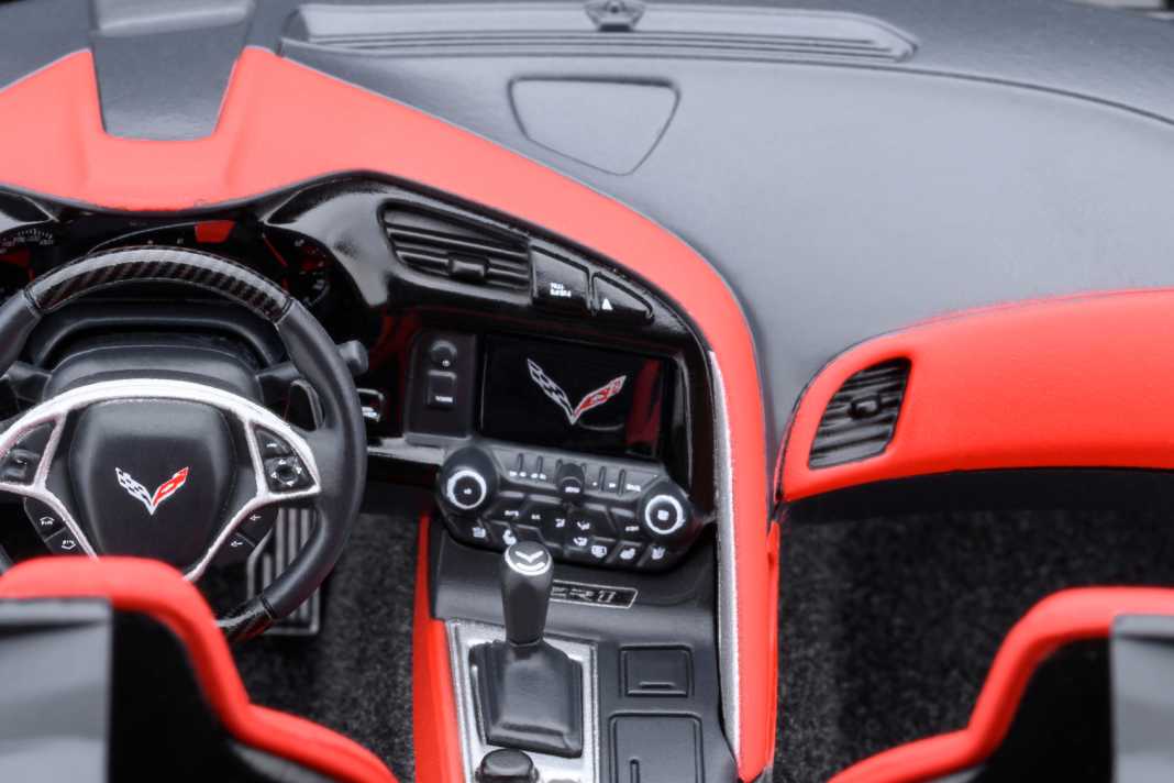 Auch das ZR-1-Cockpit arbeitet das 1:18-Modell gekonnt heraus