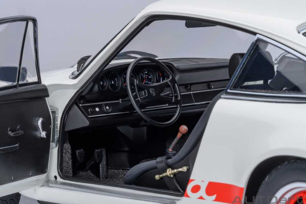 Bei Autoart sind immer viele Sahnedetails mit an Bord. Beim RS 2.7 hier zu besichtigen im Bereich der Inneneinrichtung. ] Foto: Werk