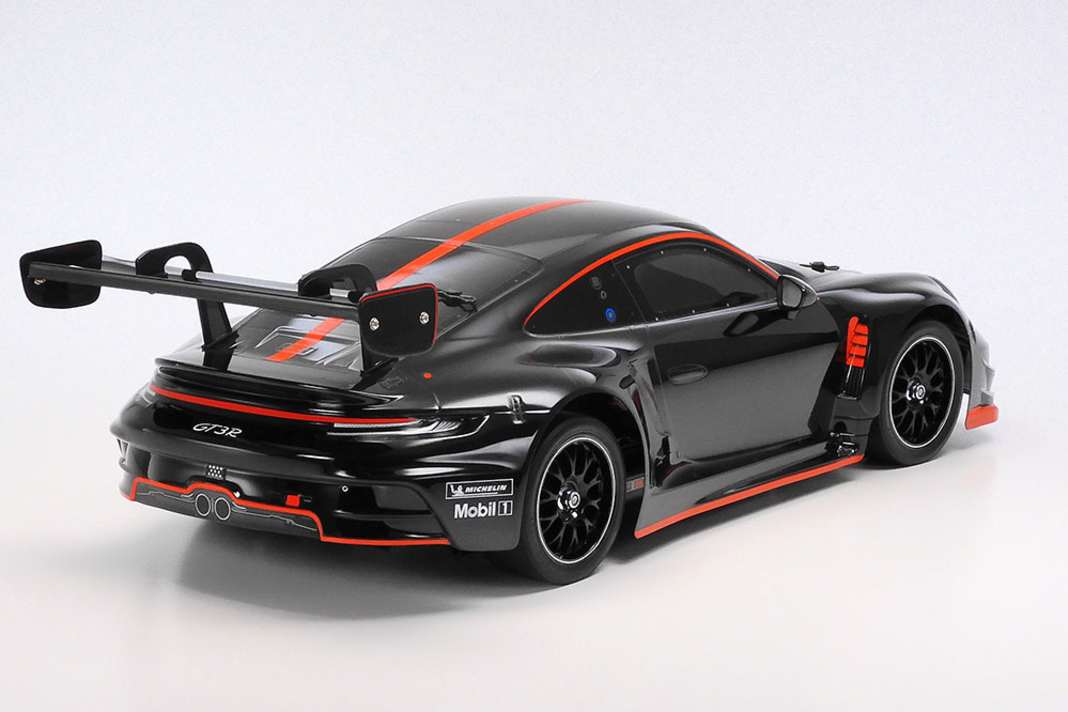 Hier zeigt das RC-Modell des 911 GT3 R von Tamiya in schwarzes Lackierung seine gekonnt gestalteten Proportionen in der Heckansicht ] Foto: Werk