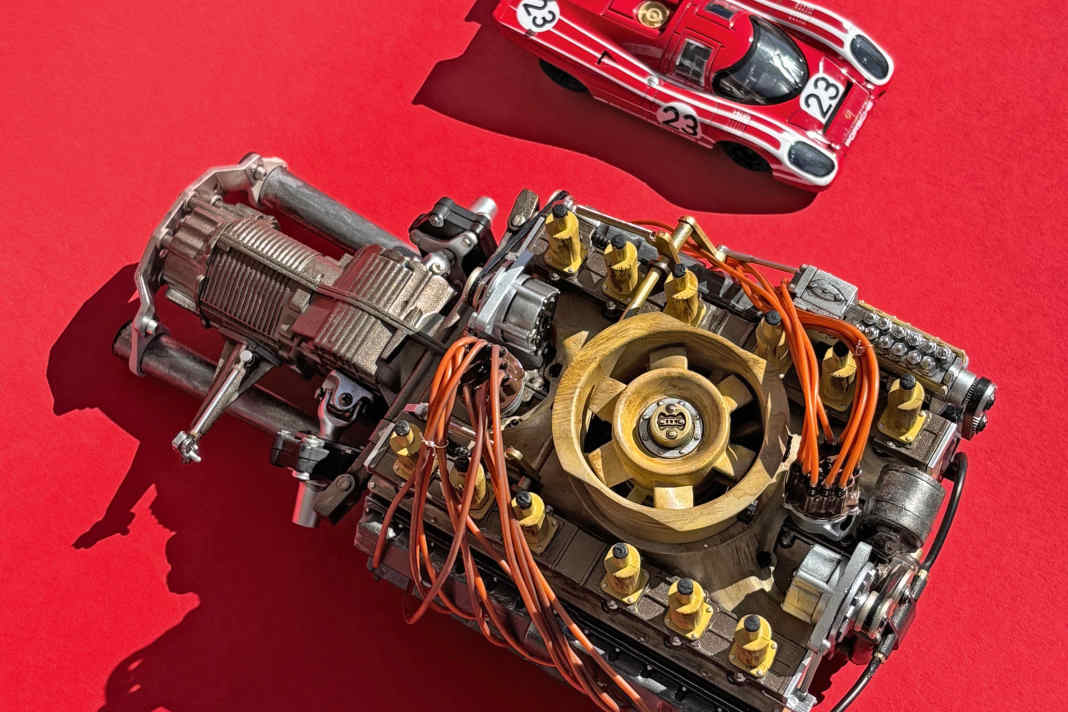 Neben dem 1:43-Modell des Originals posiert auf diesem Foto der komplett montierte Zwölfzylinder aus dem Ixo-Kit in 1:8