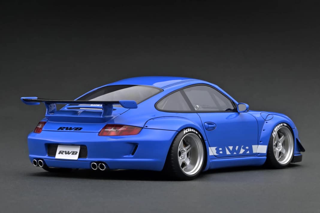 Die getunten Resinemodelle von RWB sind bei Ignition Model und in der Baugröße 1:18 nun bei der Boxer-Generation 997 angekommen. Das Blau steht dem Extremsportler dabei ausgezeichnet. ] Foto: Ignition Model