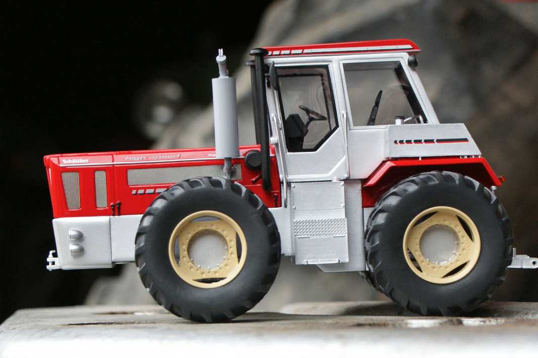Der Schlüter 5000 ist auch in 1:32 ein echter Riese. Das Vorbild war bei seinem Debüt der stärkste Traktor, den es in Europa gab.