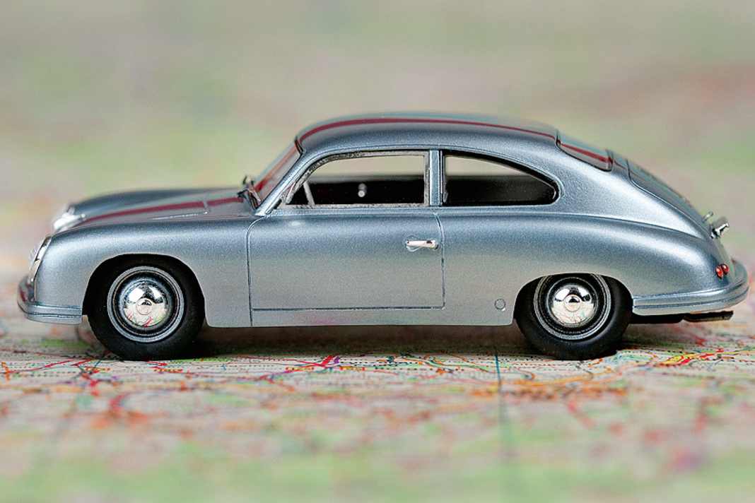 Die gestrecktere Karosserielinie des 1:43ers verrät es schon: Der 356 als Lindner-Porsche ist ein vollwertiger Viersitzer
