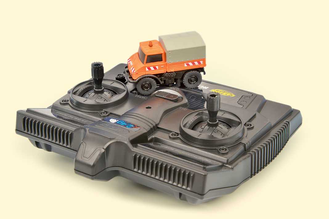 Carson packt jede Menge RC-Elektronik in seinen fünf Zentimeter langen Unimog 406 in Kommunalversion 