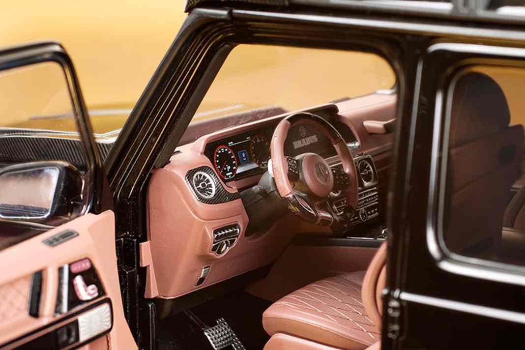 Türen und Heckklappe mit originalgetreuen Mini-Scharnieren und der Klavierlack setzen ebenso Benchmarks wie die Motordetails und das Luxusinterieur