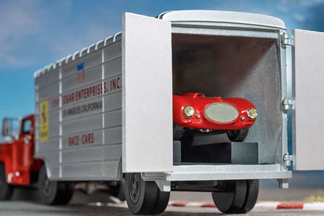 Fährt Ferrari, Maserati und Porsche zum Rennen: der neue Renntransporter von Schuco